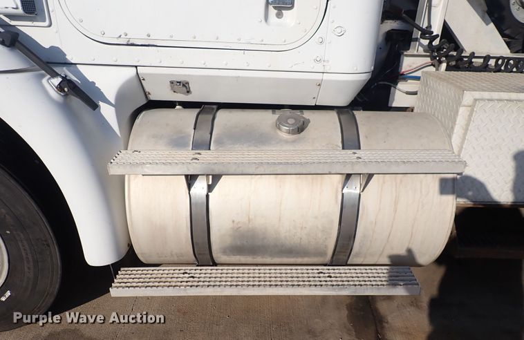 image for item DL7652 1998 International 9200  semi truck