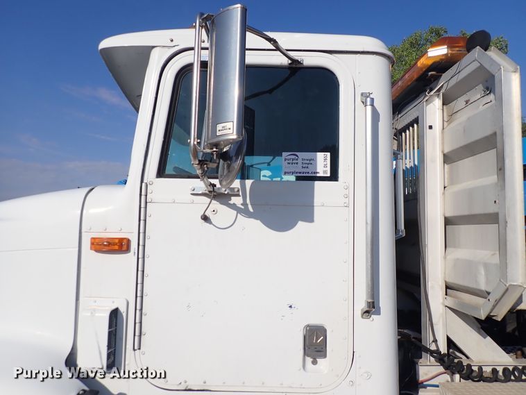 image for item DL7652 1998 International 9200  semi truck