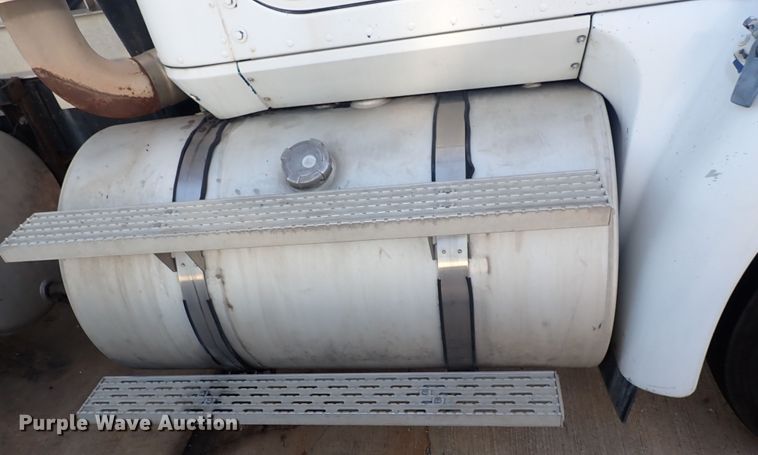 image for item DL7652 1998 International 9200  semi truck