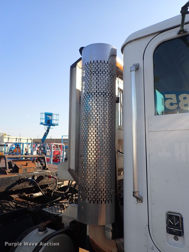 image for item DL7652 1998 International 9200  semi truck