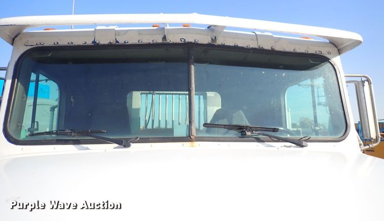 image for item DL7652 1998 International 9200  semi truck