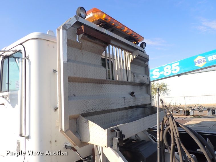 image for item DL7652 1998 International 9200  semi truck