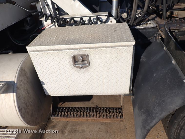 image for item DL7652 1998 International 9200  semi truck