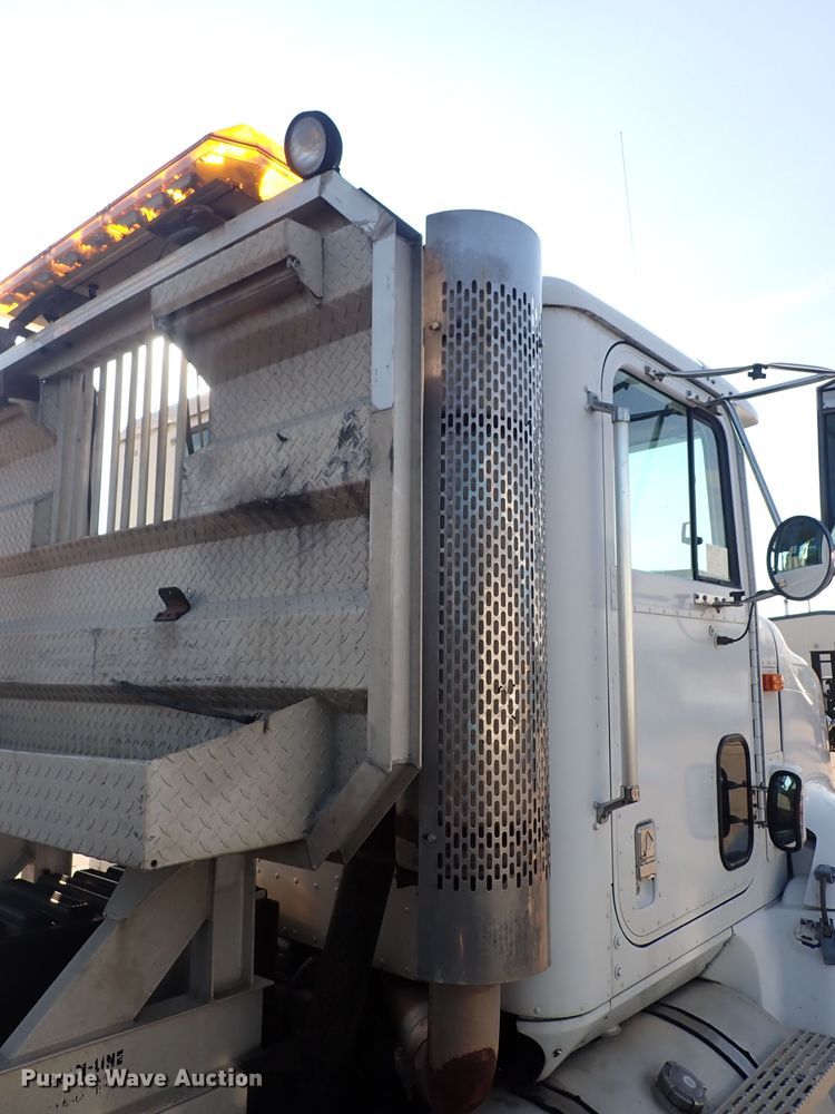 image for item DL7652 1998 International 9200  semi truck