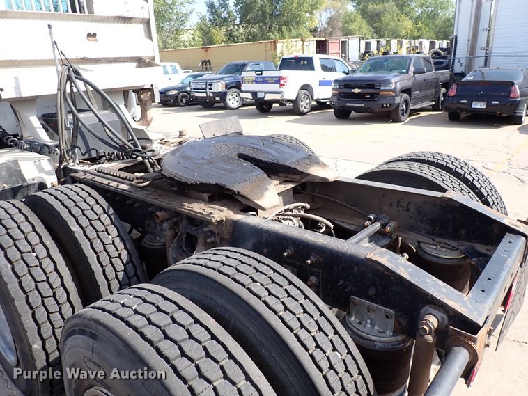 image for item DL7652 1998 International 9200  semi truck