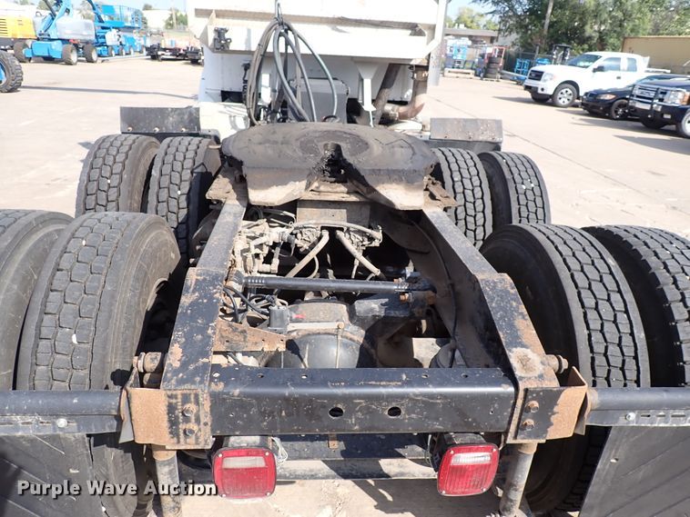 image for item DL7652 1998 International 9200  semi truck