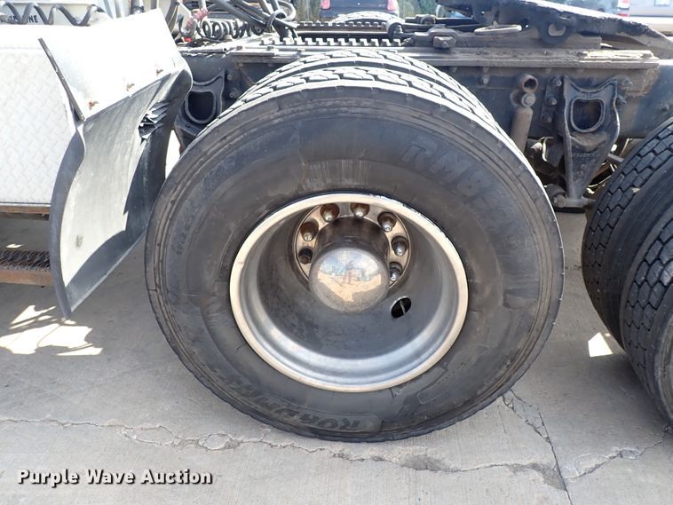 image for item DL7652 1998 International 9200  semi truck