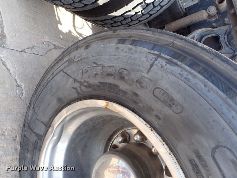 image for item DL7652 1998 International 9200  semi truck