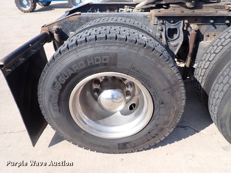 image for item DL7652 1998 International 9200  semi truck