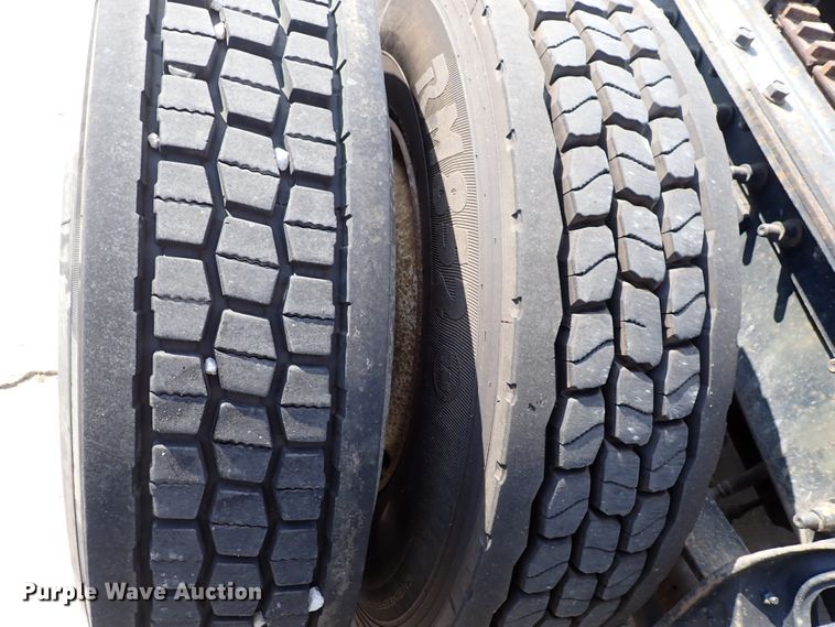 image for item DL7652 1998 International 9200  semi truck