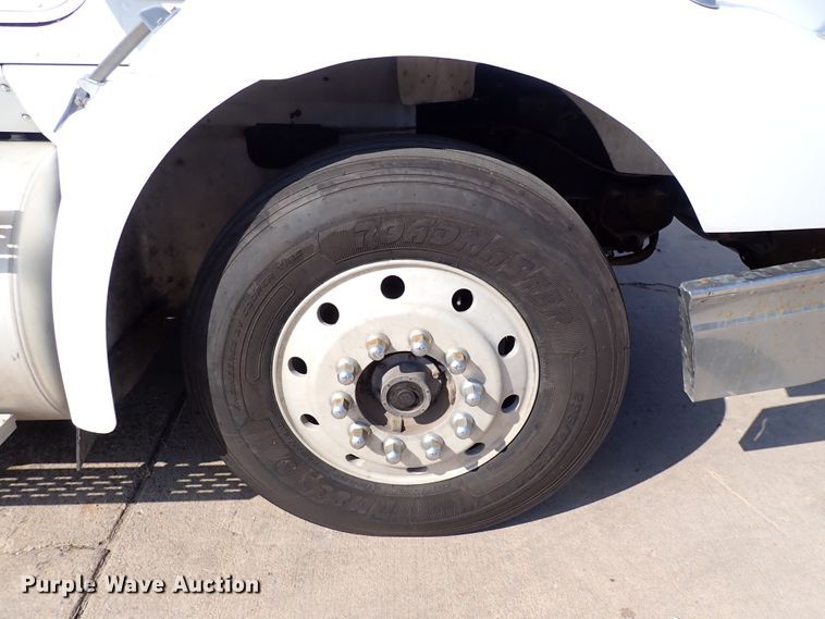 image for item DL7652 1998 International 9200  semi truck