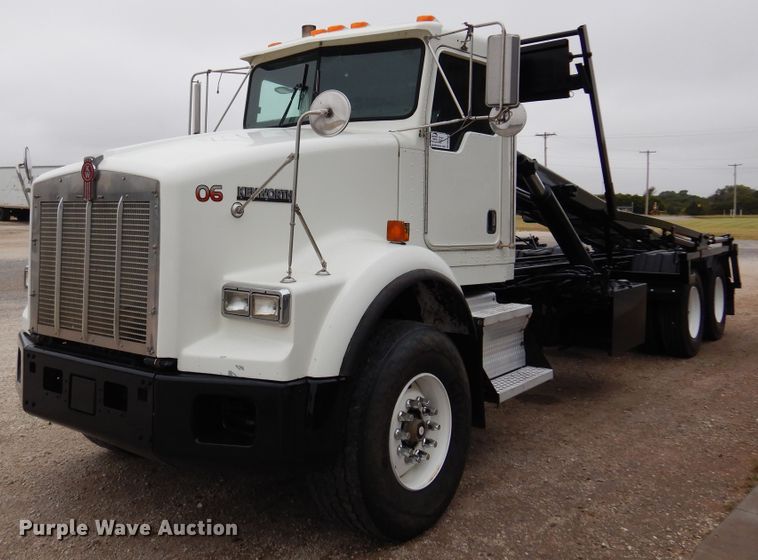 image for item DM5205 2006 Kenworth T800  roll-off container truck