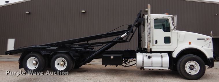 image for item DM5205 2006 Kenworth T800  roll-off container truck