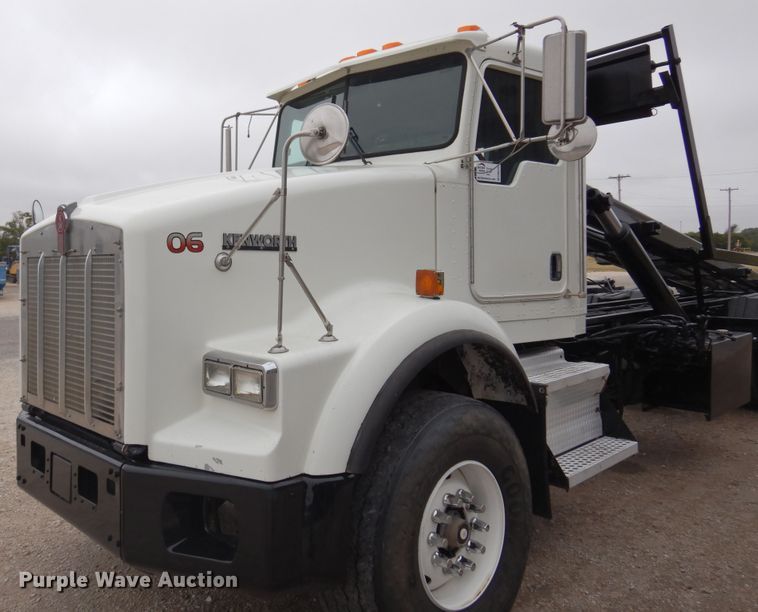 image for item DM5205 2006 Kenworth T800  roll-off container truck