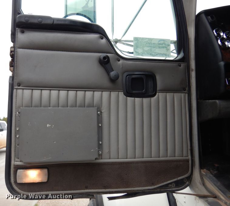 image for item DM5205 2006 Kenworth T800  roll-off container truck