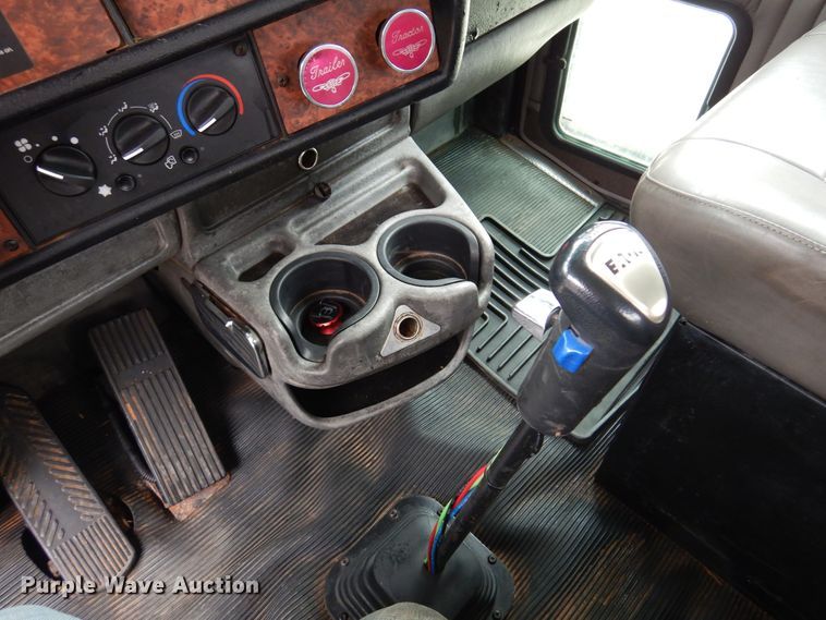 image for item DM5205 2006 Kenworth T800  roll-off container truck