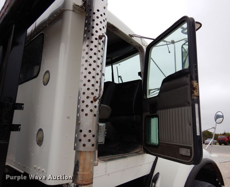 image for item DM5205 2006 Kenworth T800  roll-off container truck