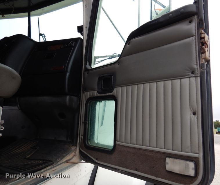 image for item DM5205 2006 Kenworth T800  roll-off container truck