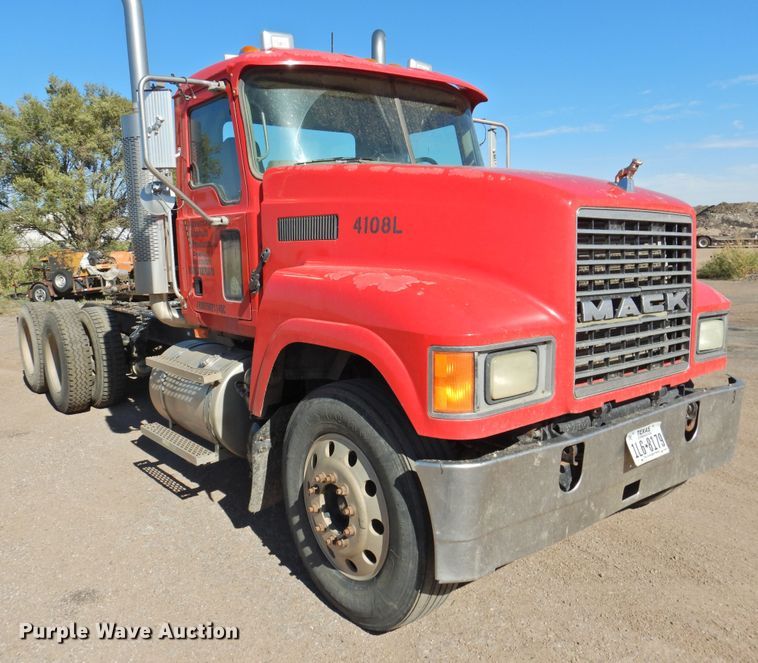 image for item DM8987 2007 Mack CHN613  semi truck