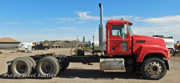 image for item DM8987 2007 Mack CHN613  semi truck