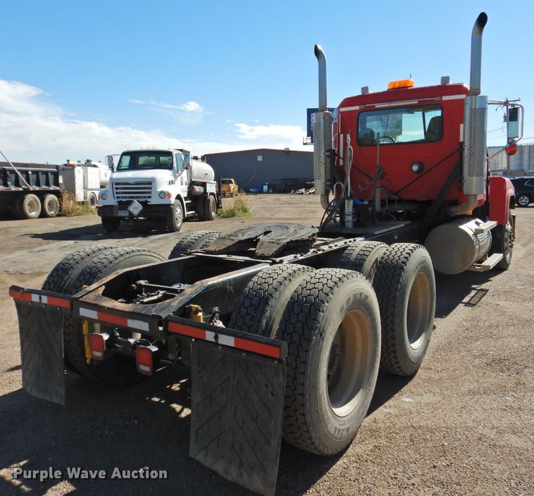 image for item DM8987 2007 Mack CHN613  semi truck