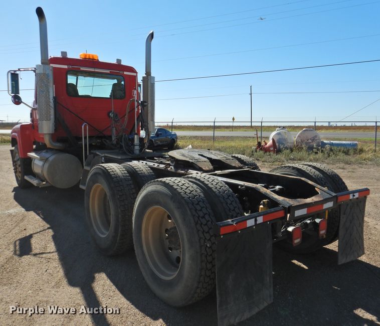 image for item DM8987 2007 Mack CHN613  semi truck