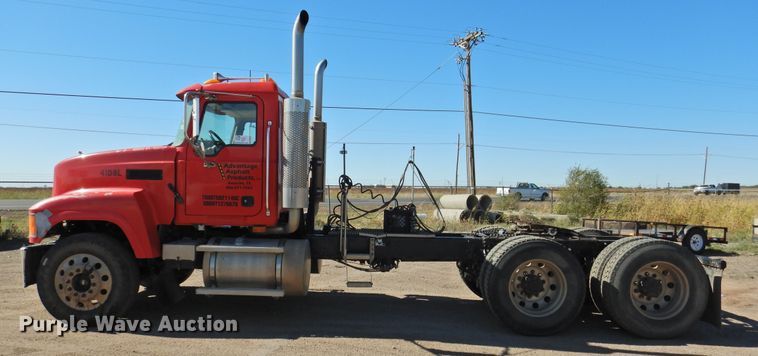 image for item DM8987 2007 Mack CHN613  semi truck