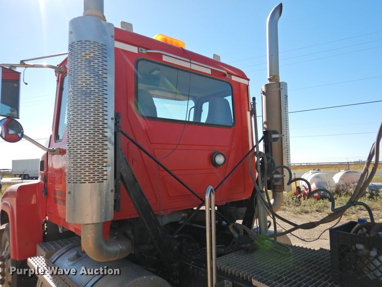 image for item DM8987 2007 Mack CHN613  semi truck