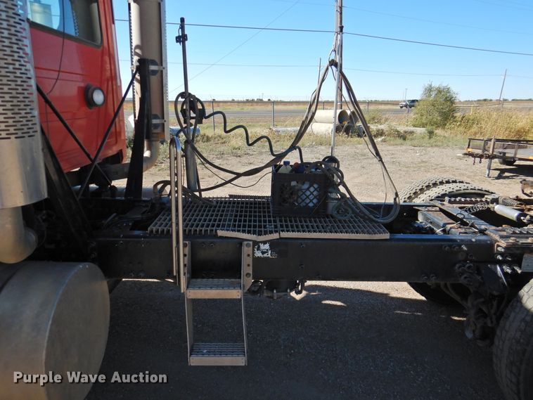 image for item DM8987 2007 Mack CHN613  semi truck