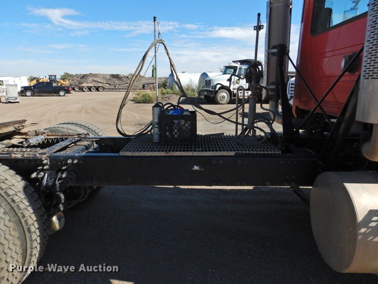 image for item DM8987 2007 Mack CHN613  semi truck