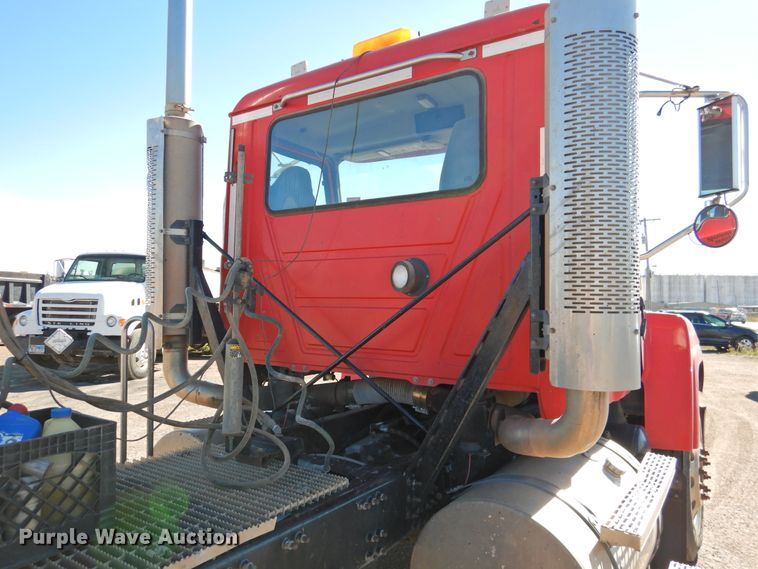 image for item DM8987 2007 Mack CHN613  semi truck