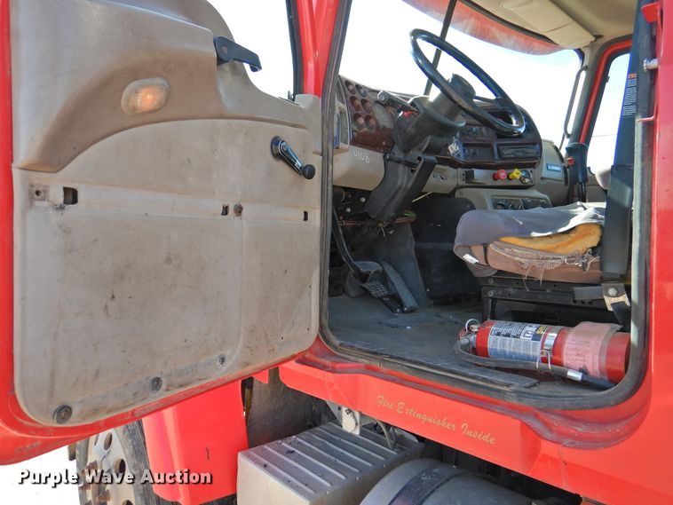 image for item DM8987 2007 Mack CHN613  semi truck