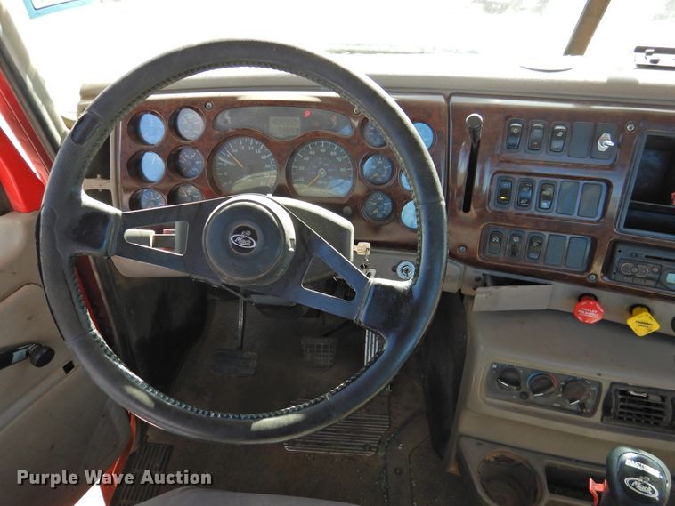 image for item DM8987 2007 Mack CHN613  semi truck