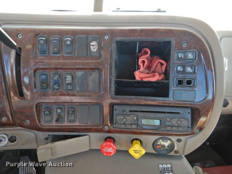 image for item DM8987 2007 Mack CHN613  semi truck