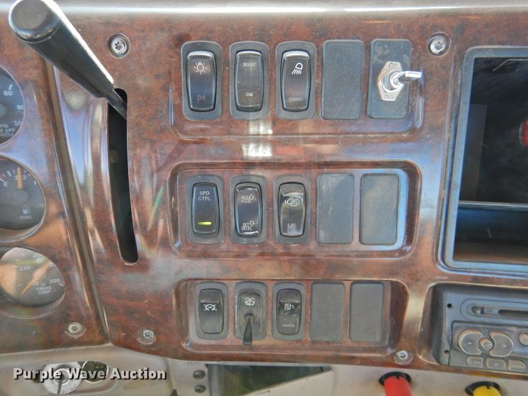 image for item DM8987 2007 Mack CHN613  semi truck