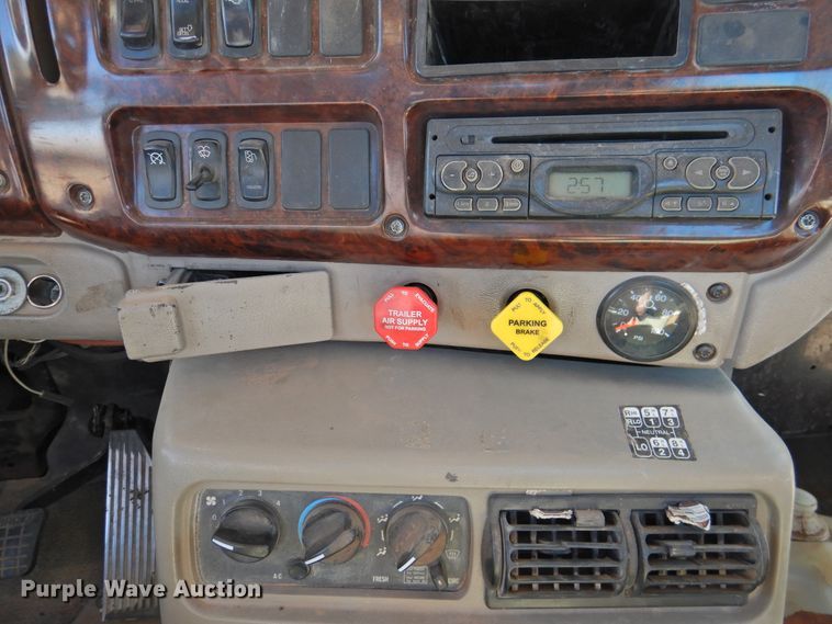 image for item DM8987 2007 Mack CHN613  semi truck