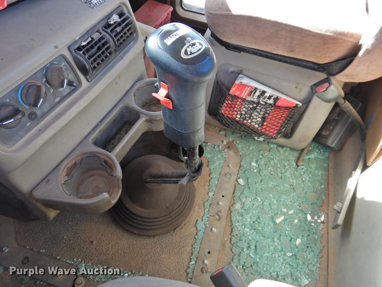 image for item DM8987 2007 Mack CHN613  semi truck