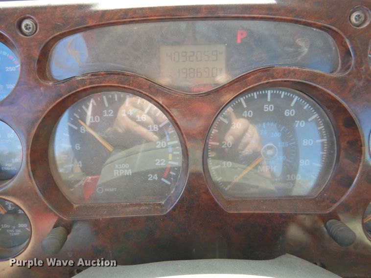 image for item DM8987 2007 Mack CHN613  semi truck