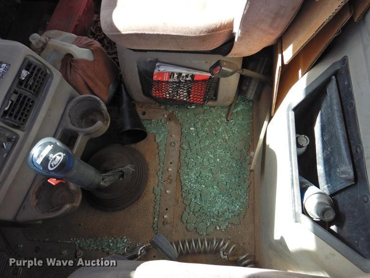 image for item DM8987 2007 Mack CHN613  semi truck