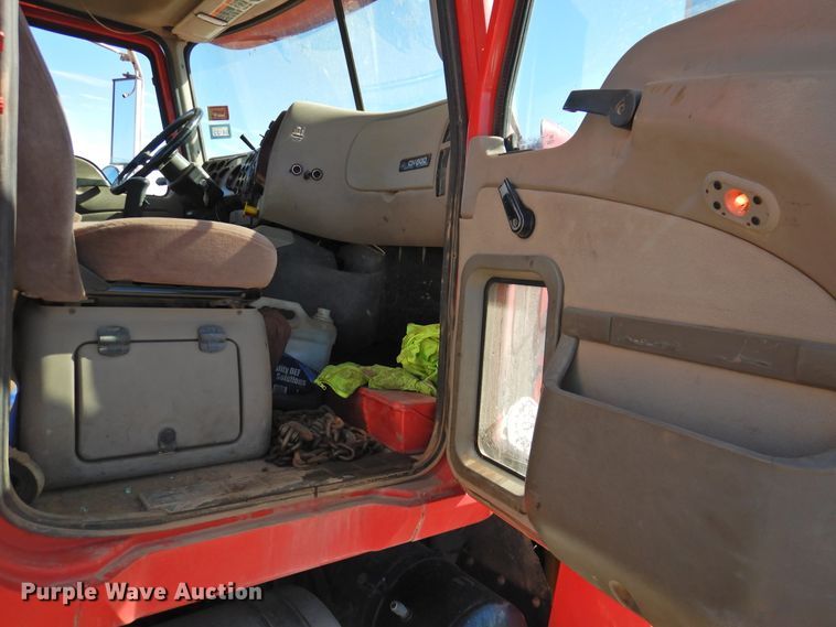 image for item DM8987 2007 Mack CHN613  semi truck