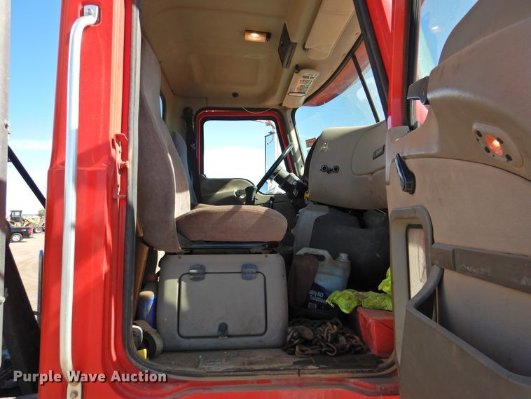 image for item DM8987 2007 Mack CHN613  semi truck