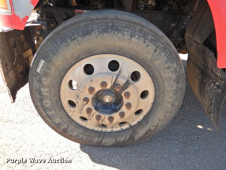 image for item DM8987 2007 Mack CHN613  semi truck