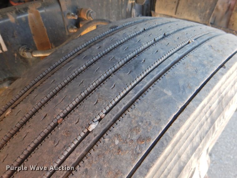 image for item DM8987 2007 Mack CHN613  semi truck