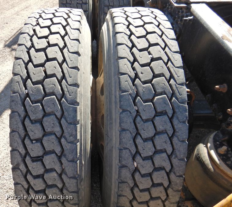 image for item DM8987 2007 Mack CHN613  semi truck