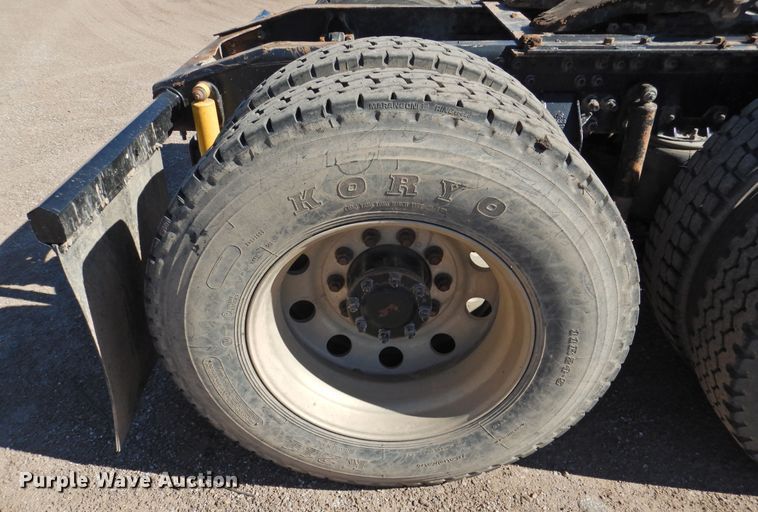 image for item DM8987 2007 Mack CHN613  semi truck