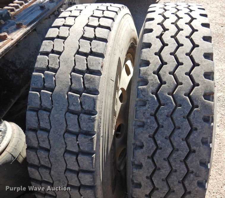 image for item DM8987 2007 Mack CHN613  semi truck