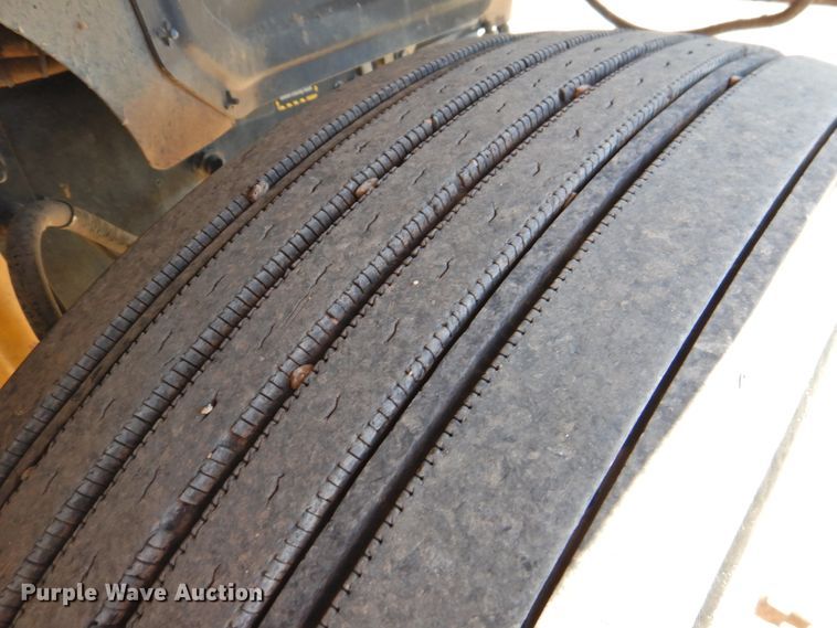 image for item DM8987 2007 Mack CHN613  semi truck