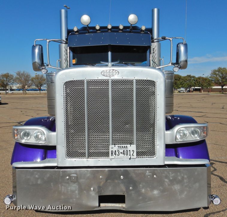 image for item DM8991 2014 Peterbilt 388  semi truck