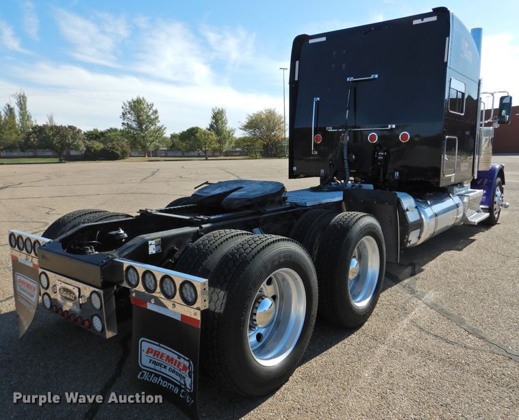 image for item DM8991 2014 Peterbilt 388  semi truck