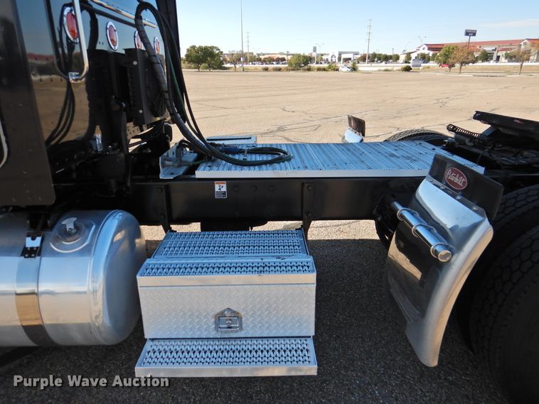 image for item DM8991 2014 Peterbilt 388  semi truck